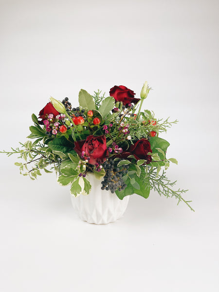 Fresh flower arrangement in red tones (4" vase)