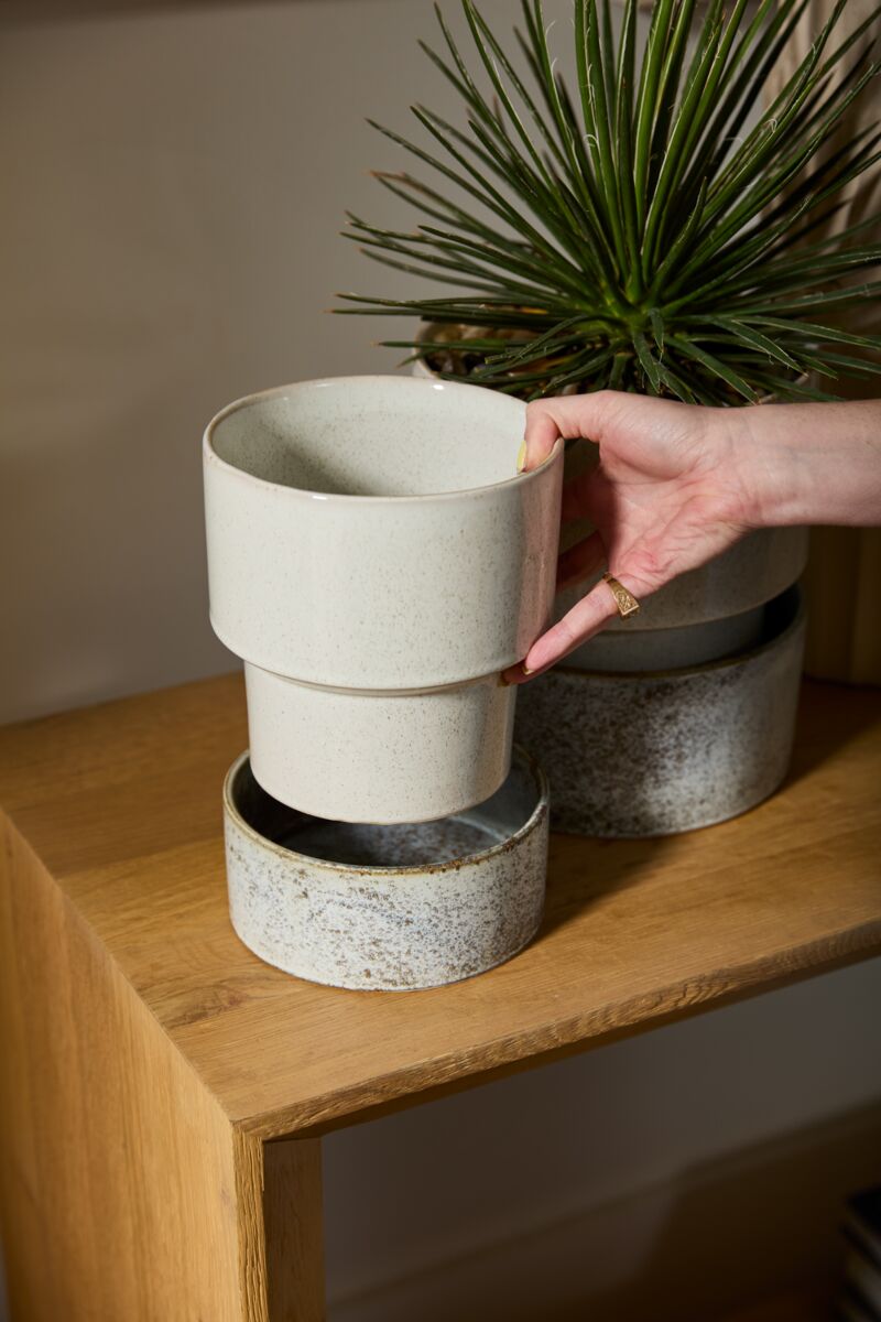 Endeavor pot with saucer