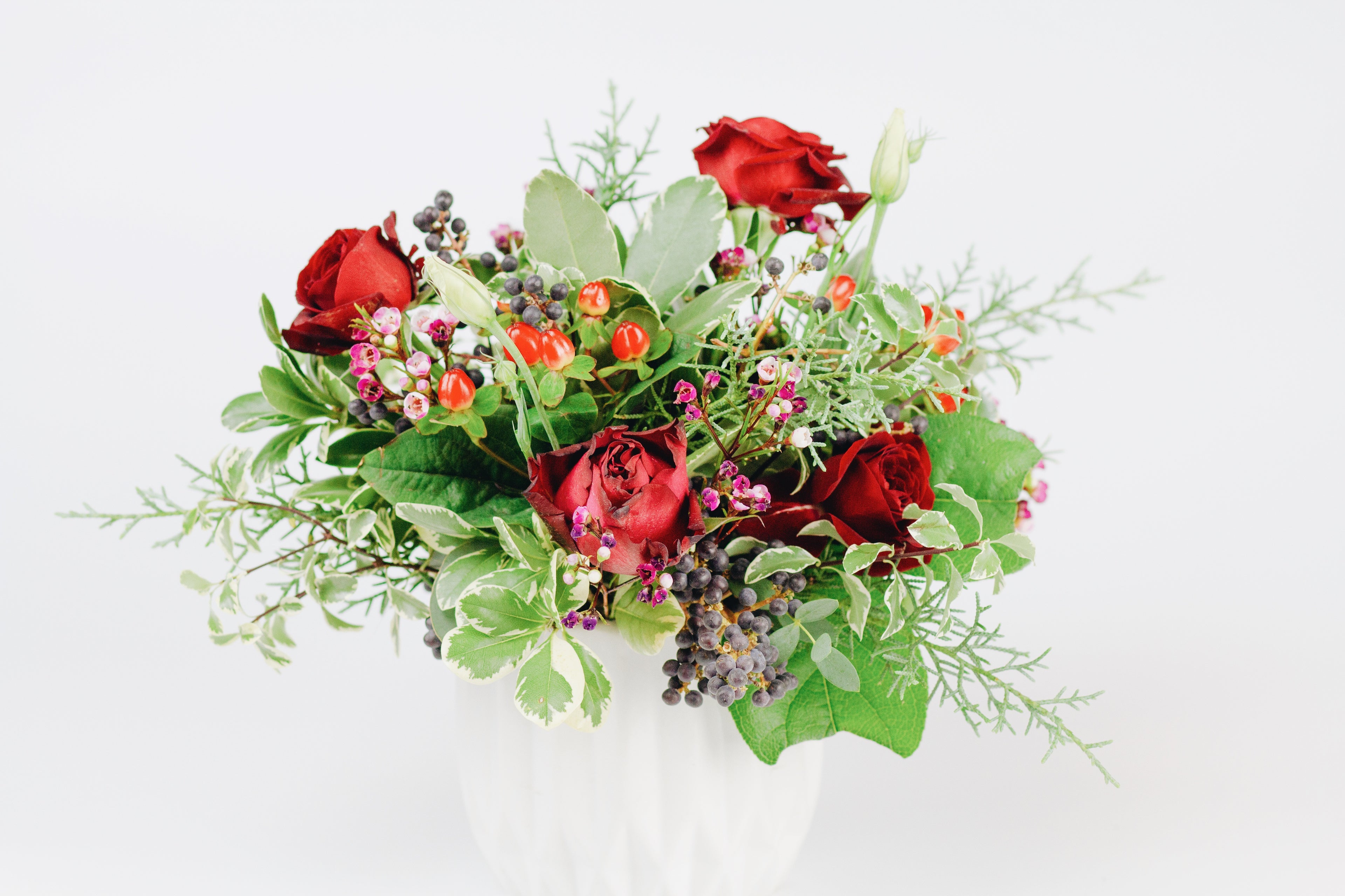 Fresh flower arrangement in red tones (4" vase)