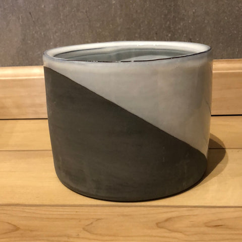 Two tone grey pot